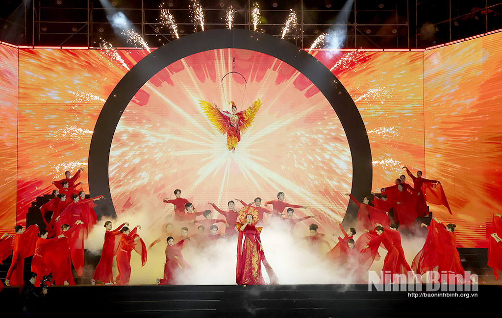 A performance staged at the political-artistic programme entitled “Don anh binh minh” (Welcoming the dawn) held in Ninh Binh on February 3rd.