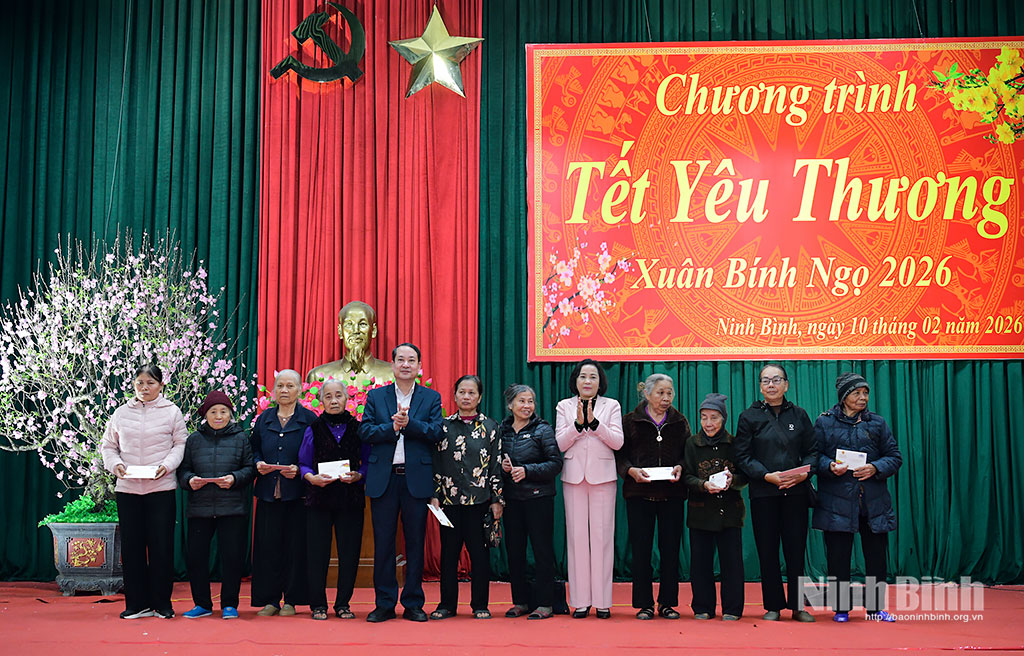 National Assembly Vice Chairwoman Nguyen Thi Thanh presents gifts to poor and disadvantaged households in Kim Son commune.