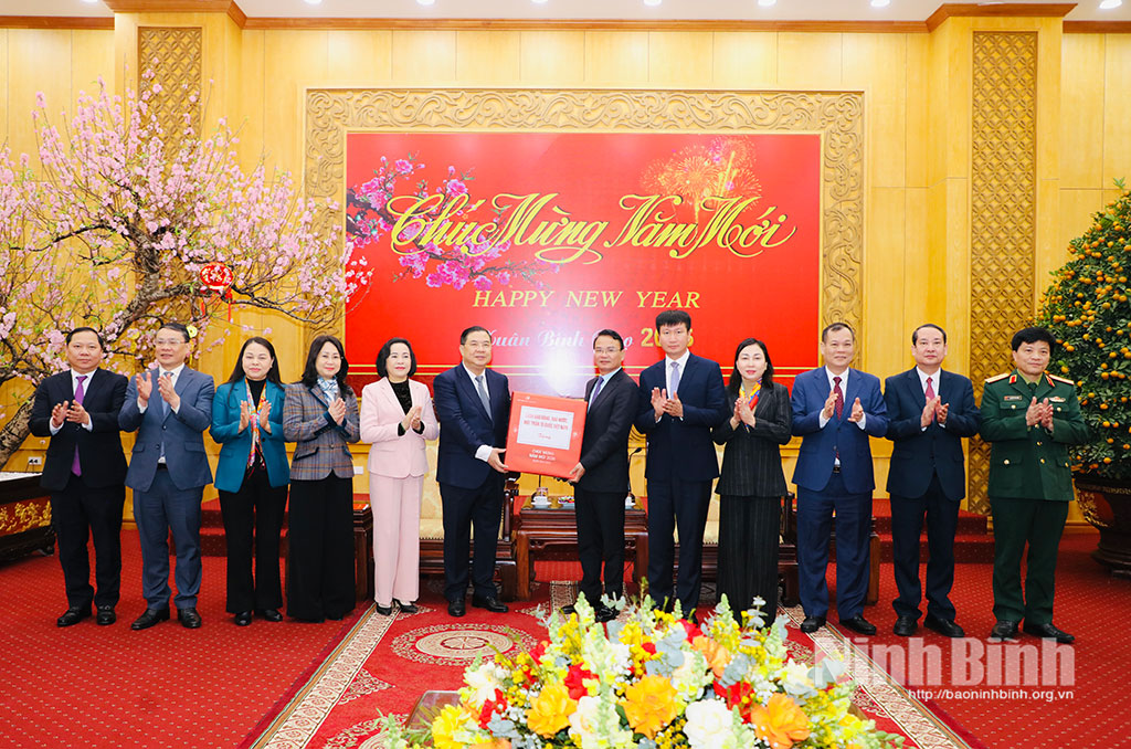 Chief of the Party Central Committee’s Office Pham Gia Tuc extends the Tet greetings to the Party Organisation, administration and people of Ninh Binh.