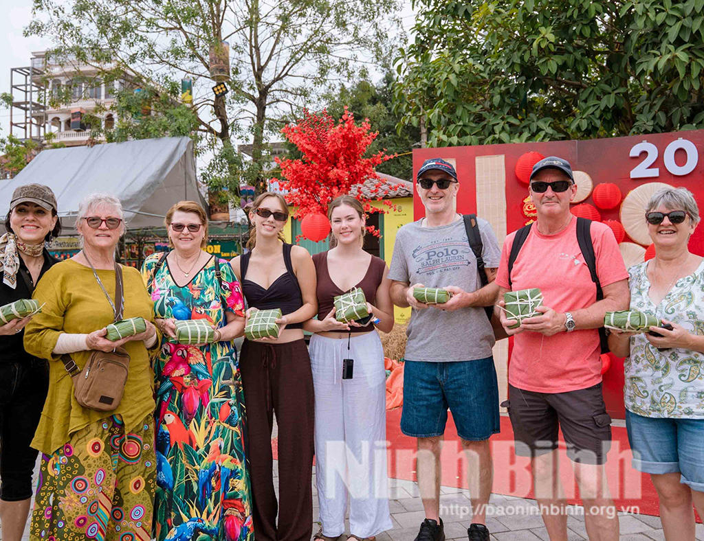 Foreign visitors experience Tet programme at Tam Coc tourist area.