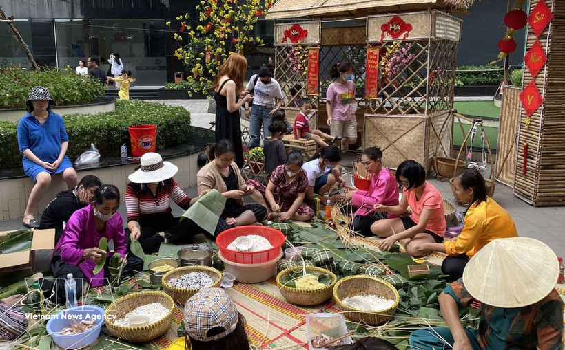 Residents of An Phu apartment complex in Thu Duc, Ho Chi Minh City gather to wrap banh chung in preparation for the Lunar New Year. (Photo: VNA)