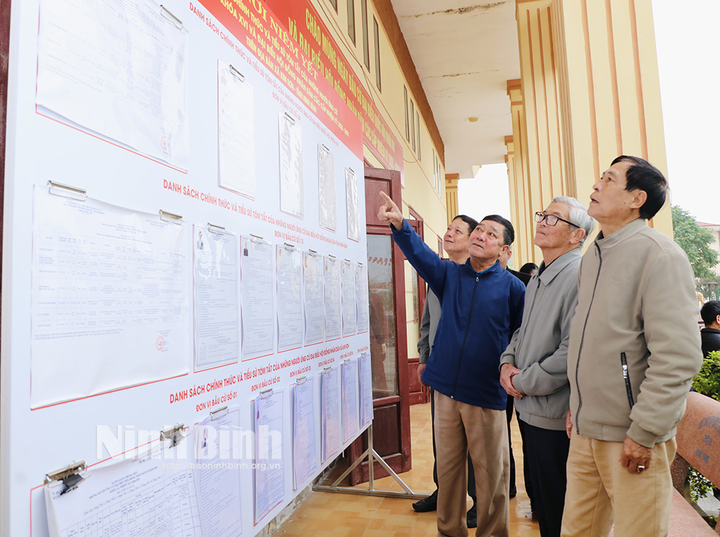 Voters study information of candidates to the 16th National Assembly and People’s Councils at all levels in the 2026-2031 tenure.