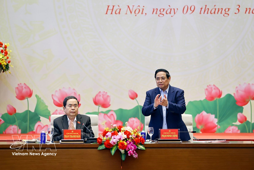 Prime Minister Pham Minh Chinh (right) and NA Chairman Tran Thanh Man co-chair the conference on March 9. (Photo: VNA)