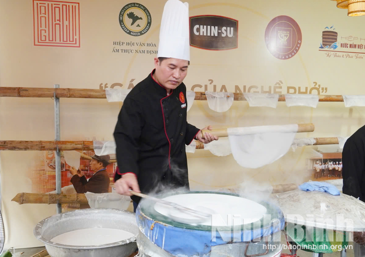 Artisant at Van Cu village attend Pho festival 2025.