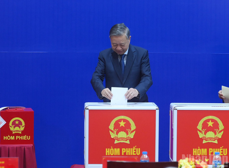 General Secretary To Lam casts his ballot at a polling station in Ba Dinh Ward. (Photo: Dang Khoa)