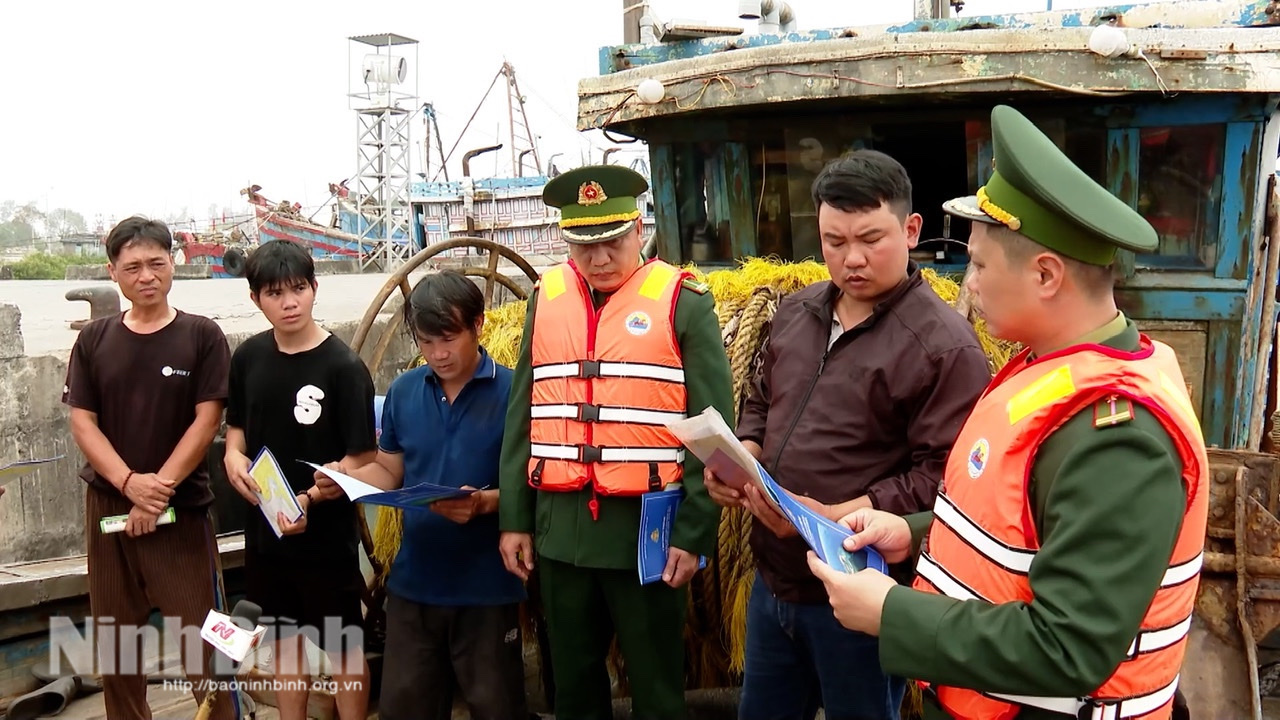 Officers from the provincial Border Guard popularise regulations on IUU fishing prevention and control.
