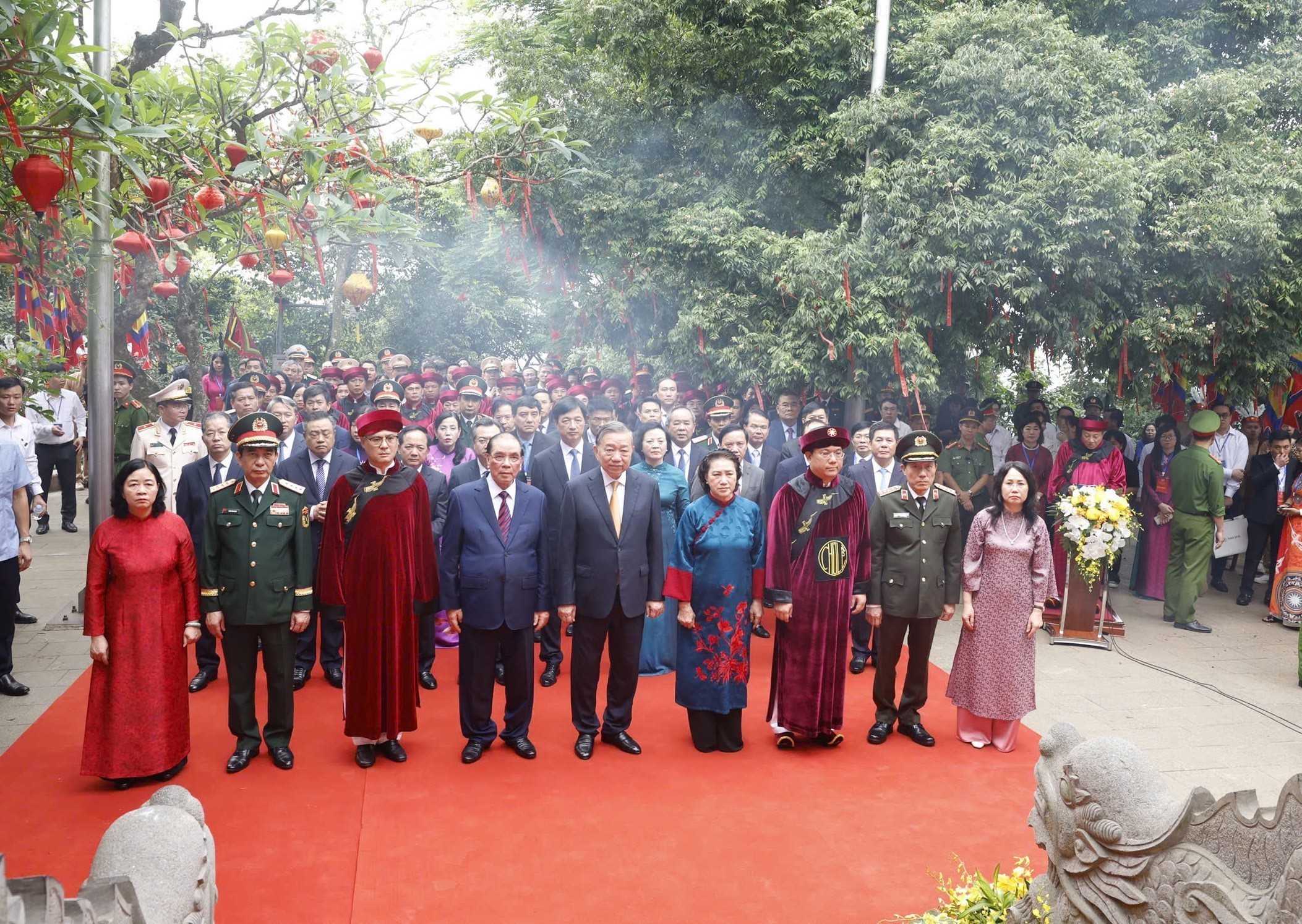 Later, General Secretary and President Lam and other Party and State officials offered incense, flowers in tribute to the ancestors who founded the nation, paving the way for the construction and development of a beautiful, prosperous, and civilised Vietnam nowadays.