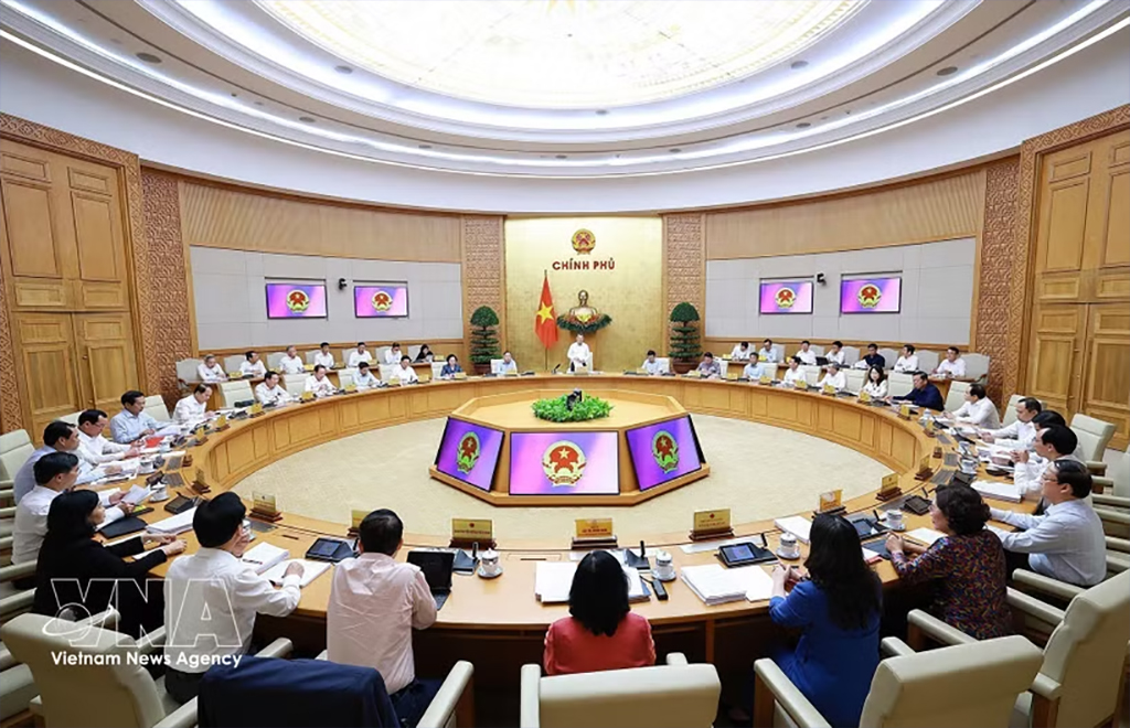 Prime Minister Le Minh Hung chairs the Government’s regular monthly meeting on May 4. (Photo: VNA)