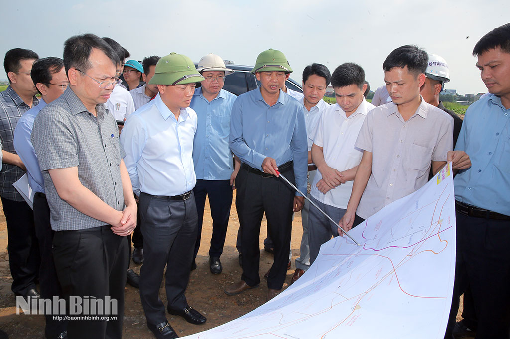 The working delegation pays field trip to construction site at Sau mountain in Yen Thang ward.