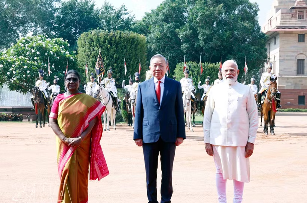 India’s President Droupadi Murmu (L) and Prime Minister Narendra Modi (R) co-chair the official welcome ceremony for General Secretary of the Communist Party of Vietnam Central Committee and State President To Lam (Photo: VNA)