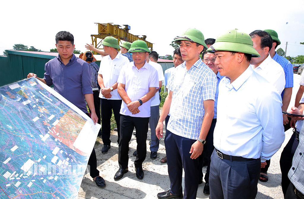 Vice Chairman of provincial people's committee Nguyen Cao Son and his delegation inspects progress at Ninh Binh - Hai Phong expressway section.