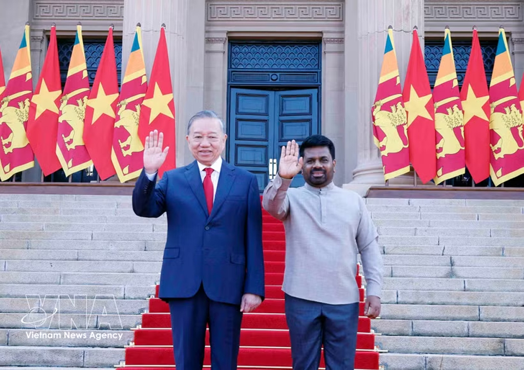 General Secretary of the Communist Party of Vietnam Central Committee and State President To Lam (L) and Sri Lankan President Anura Kumara Dissanayake at the welcome ceremony for the Vietnamese leader on May 8 (Photo: VNA)