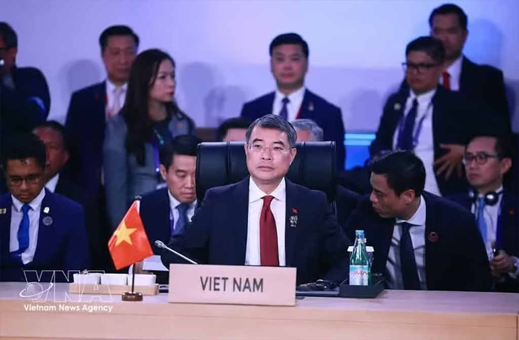 Prime Minister Le Minh Hung attends the plenary session of the 48th ASEAN Summit in Cebu, the Philippines. (Photo: VNA)