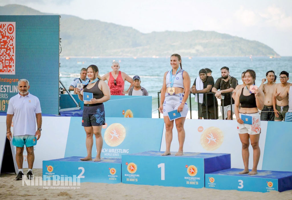 Nguyen Thi Linh (left) wins a silver medal at the 2026 Beach Wrestling World Championships.