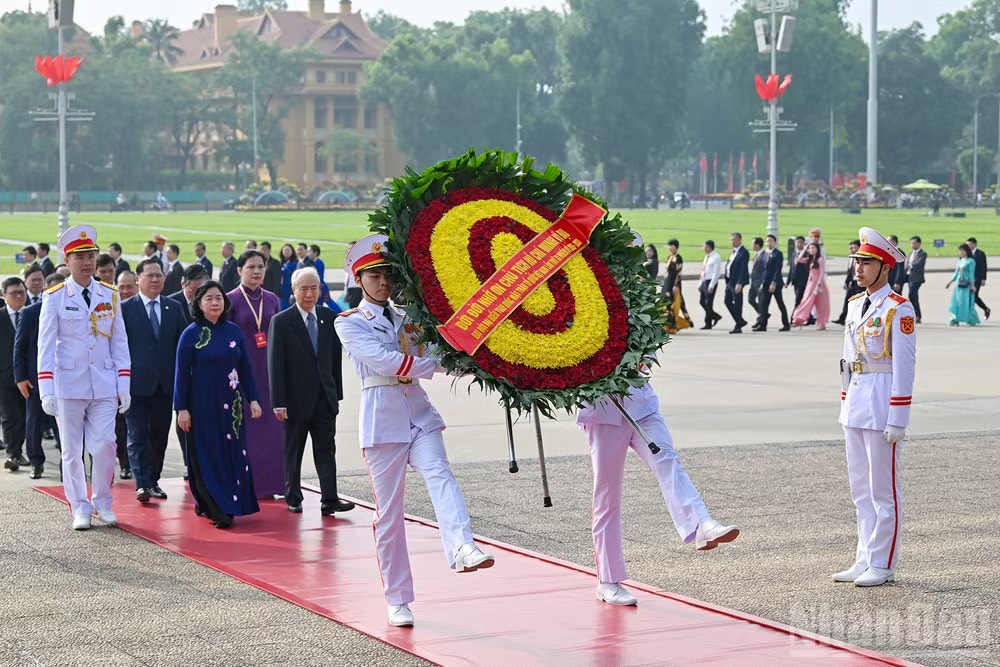 Delegates attending the 11th National Congress of the Vietnam Fatherland Front pay tribute to President Ho Chi Minh at his mausoleum in Hanoi on May 11. (Photo: VNA)