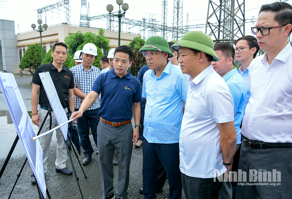 The delegation inspects construction of the BESS system located near the 220kV Phu Ly Substation in Kim Bang ward.