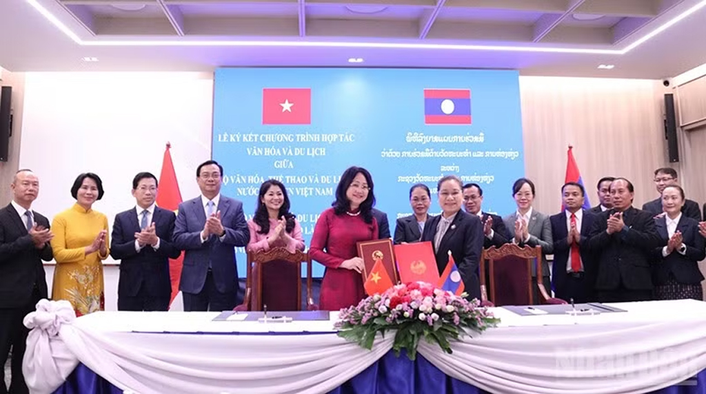 Vietnamese Minister of Culture, Sports and Tourism Lam Thi Phuong Thanh and Lao Minister of Culture and Tourism Suonsavan Vignaket exchange the signed culture and tourism cooperation scheme for 2026 2030. (Photo: VNA)
