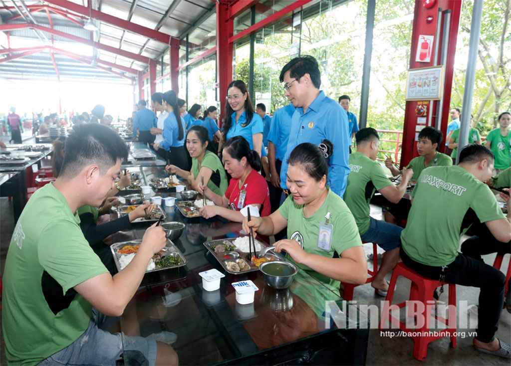 The “Trade Union Meal” programme held at Maxport Limited Vietnam Co., Ltd in Nam Dinh ward.