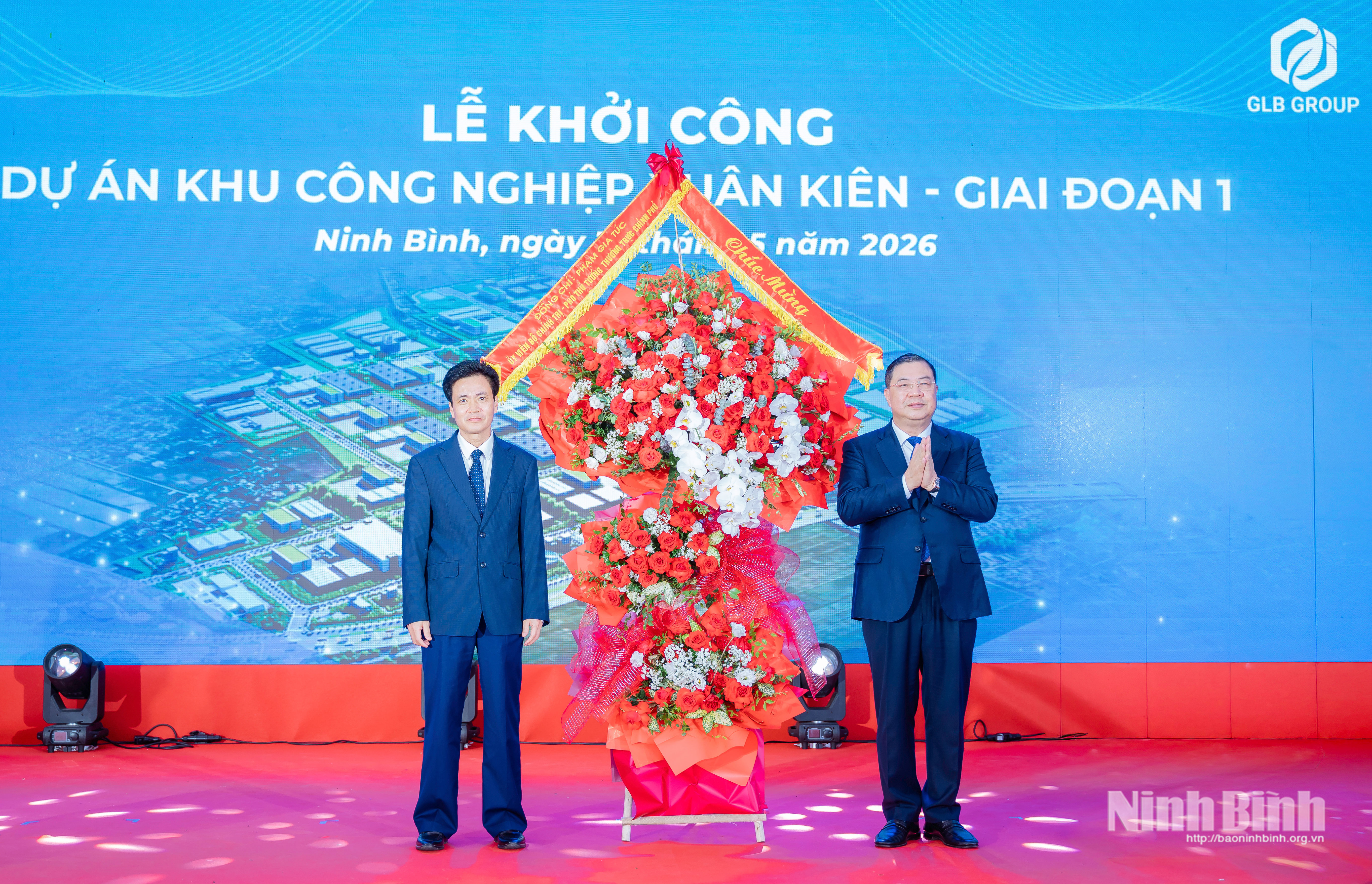 Standing Deputy Prime Minister Pham Gia Tuc presents flowers to congratulate investor.