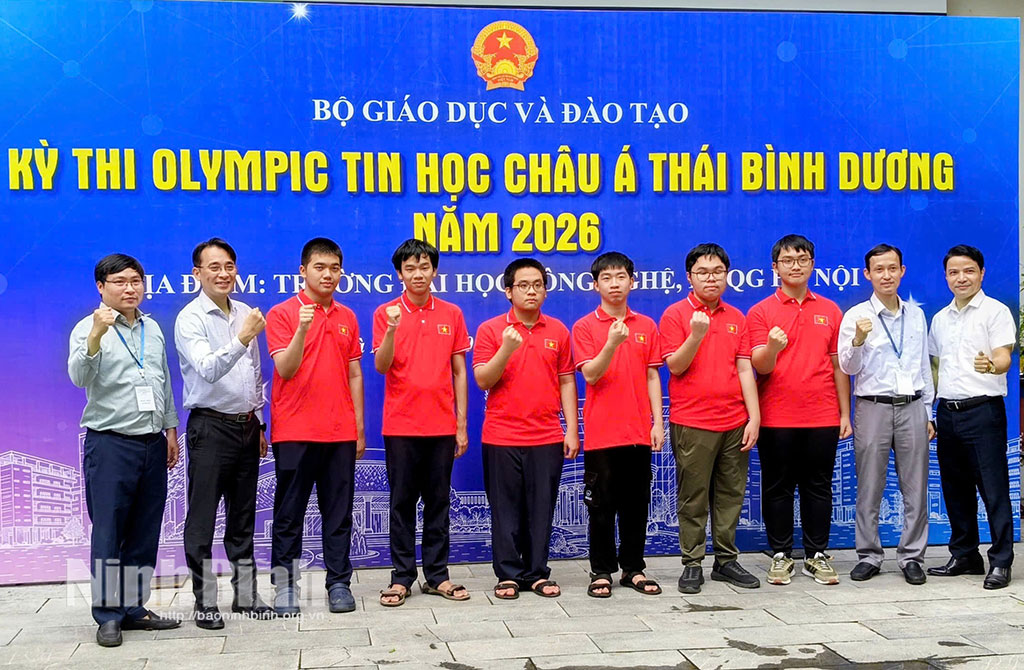 Nguyen Phuc Khanh (the third from the lef) and Vietnamese students competing at the 2026 Asia-Pacific Informatics Olympiad pose for a photo with their teachers.