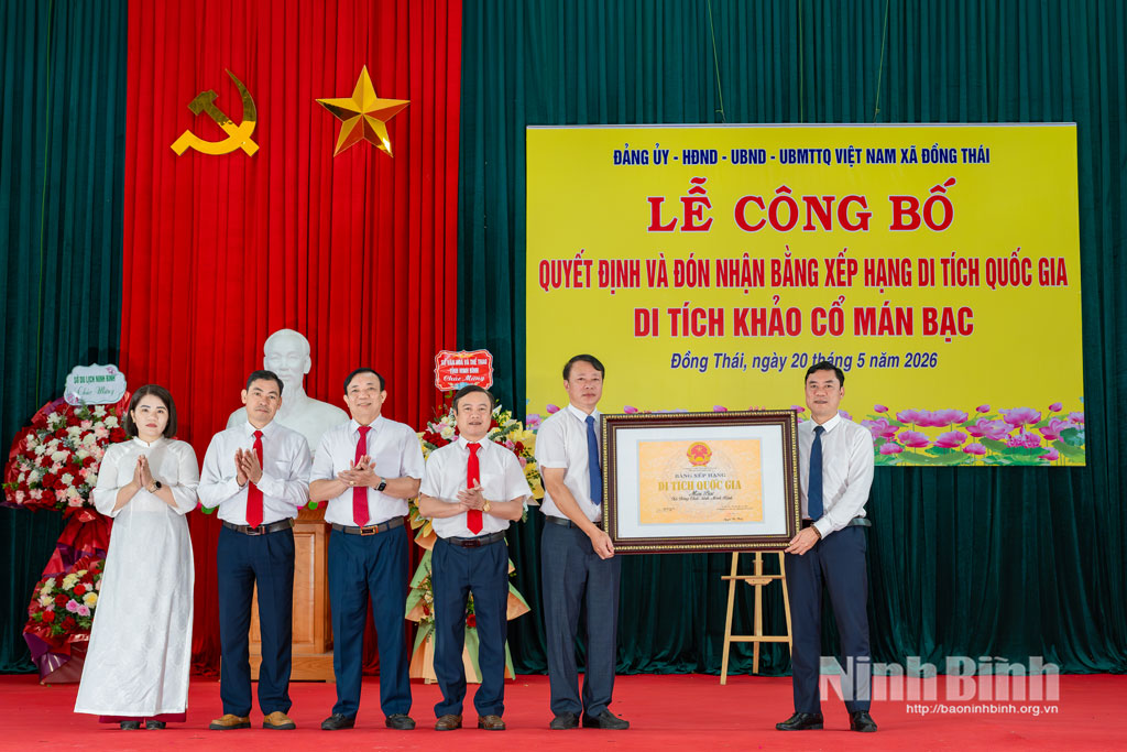 Representatives of the Ninh Binh Department of Culture and Sports announced the decision and presented the National Relic certificate to local authorities.