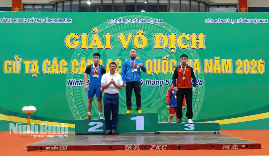 Weighlifter Dinh Xuan Hoang (middle) claims gold medal in the overall.