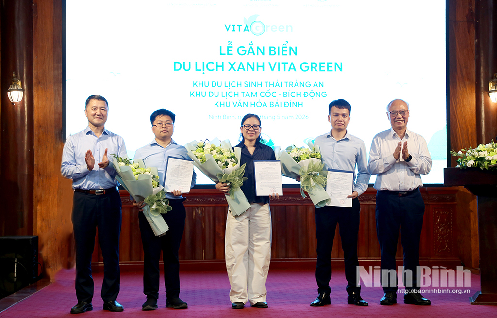 Representatives from the Vietnam Tourism Association, the Ninh Binh Tourism Association, the Ninh Binh Department of Tourism, and related units proceeded to affix the "VITA GREEN - Green Tourism" plaque to four businesses.