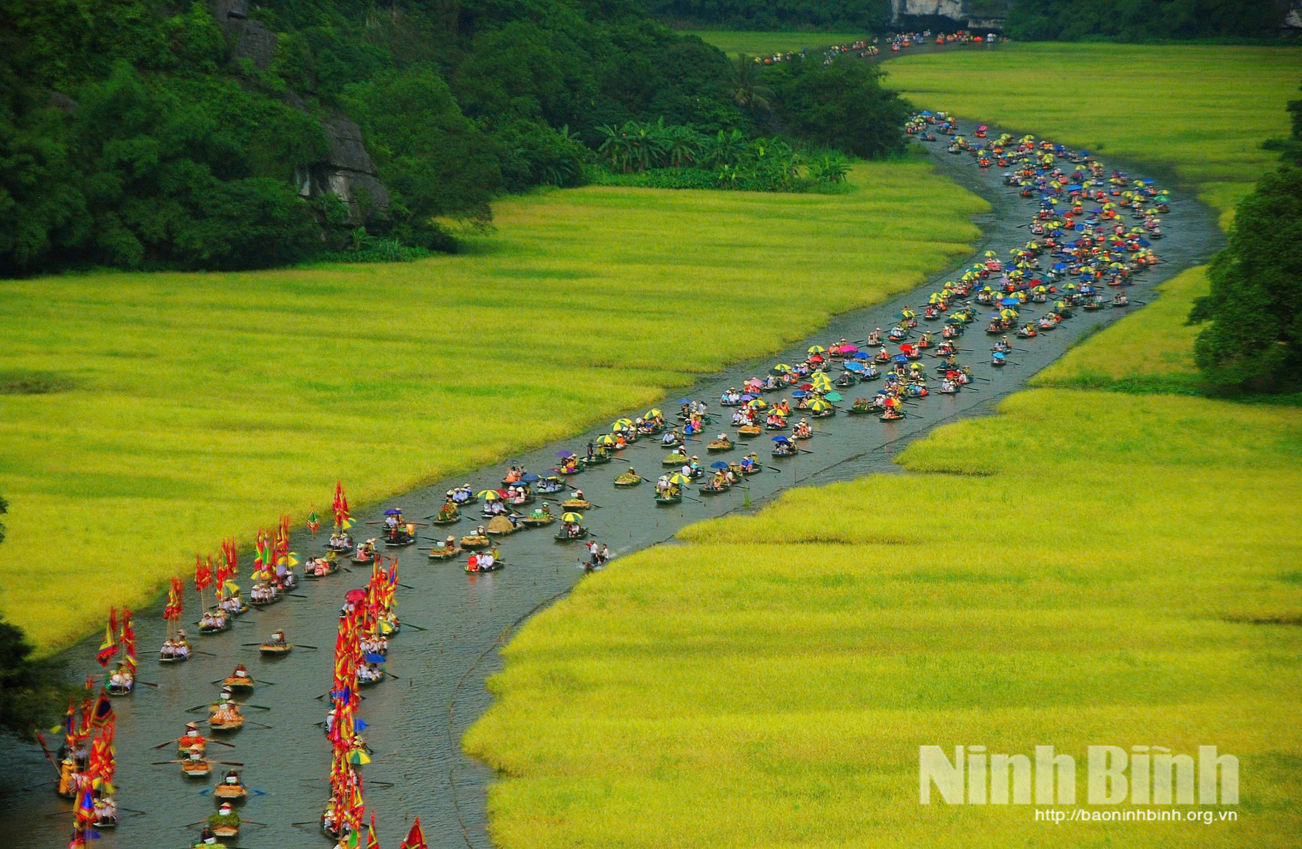 Procession of Ninh Binh Tourism week 2025 at Tam Coc tourist site.