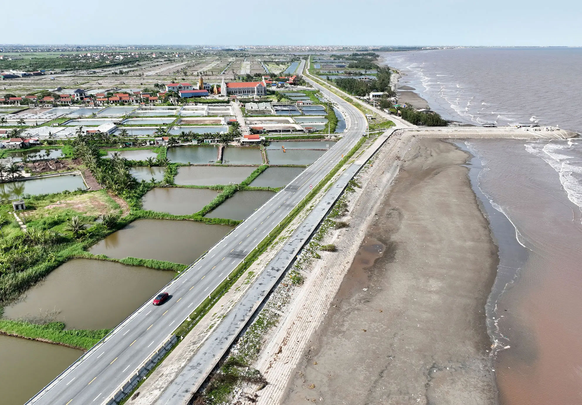 The new Nam Dinh-Lac Quan road - the coastal road section passing through Hai Quang commune. (Photo: VIET DU)