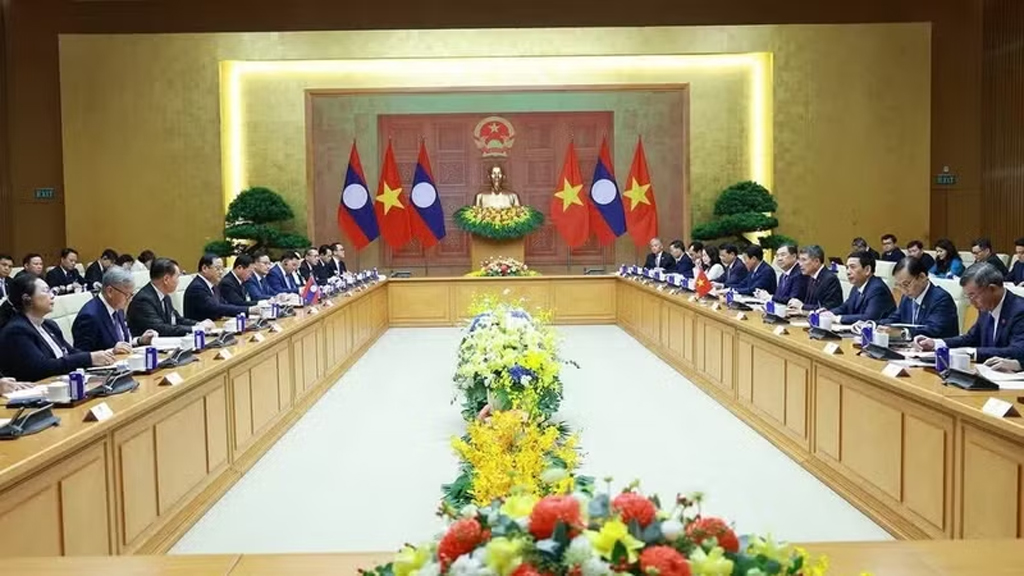 Prime Minister Le Minh Hung and his visiting Lao counterpart Sonexay Siphandone have talks in Ha Noi on June 7 (Photo: VNA)