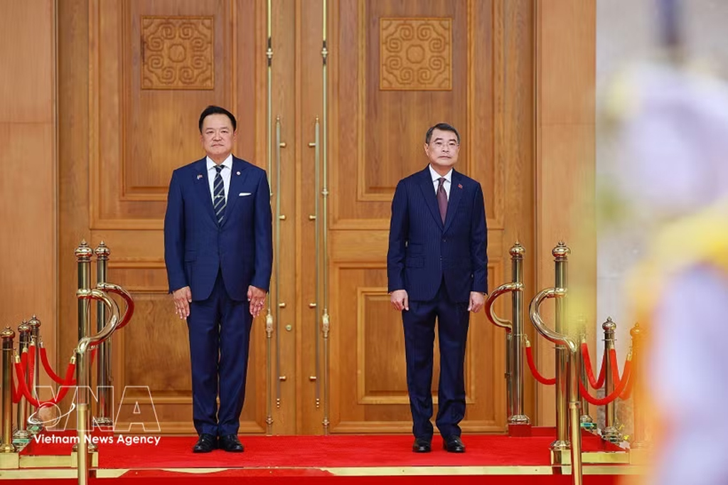 Prime Minister Le Minh Hung (right) and his Thai counterpart Anutin Charnvirakul at the welcome ceremony in Hanoi on June 8. (Photo: VNA)