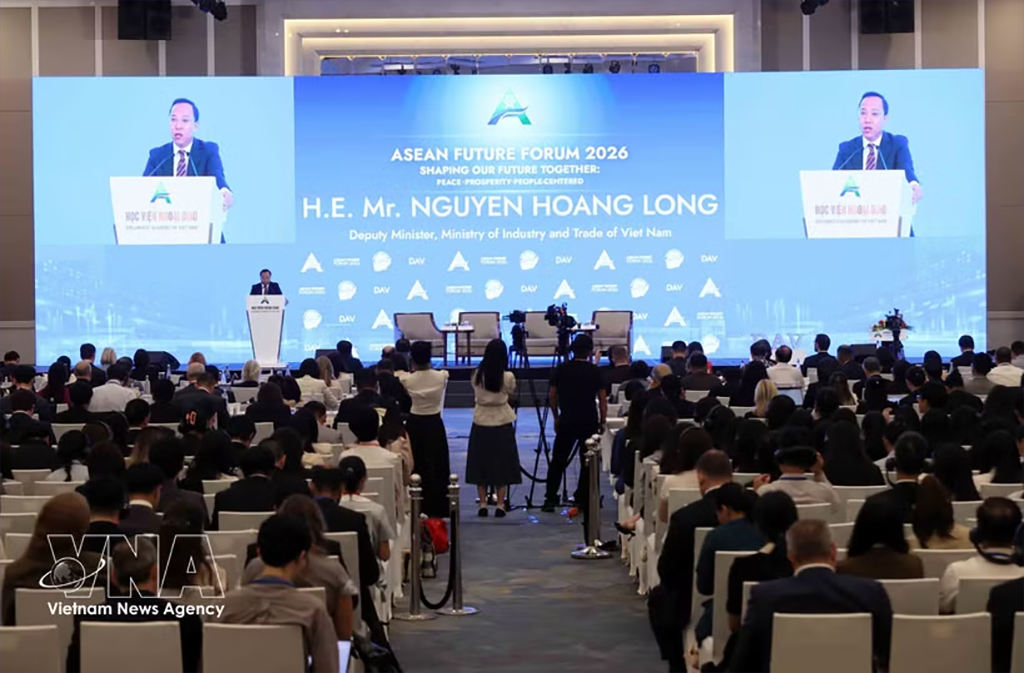 Deputy Minister of Industry and Trade Nguyen Hoang Long addresses the session. (Photo: VNA)