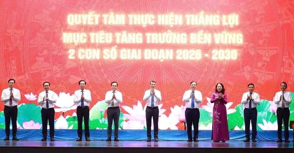 Prime Minister Le Minh Hung (C) and delegates launch the emulation movement aimed at achieving sustainable double-digit growth in the 2026 2030 period. (Photo: NDO)