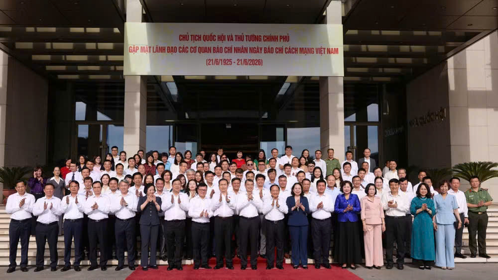 PM Le Minh Hung and NA Chairman Tran Thanh Man pose for a photo with leaders of press agencies. (Photo: Duy Linh)