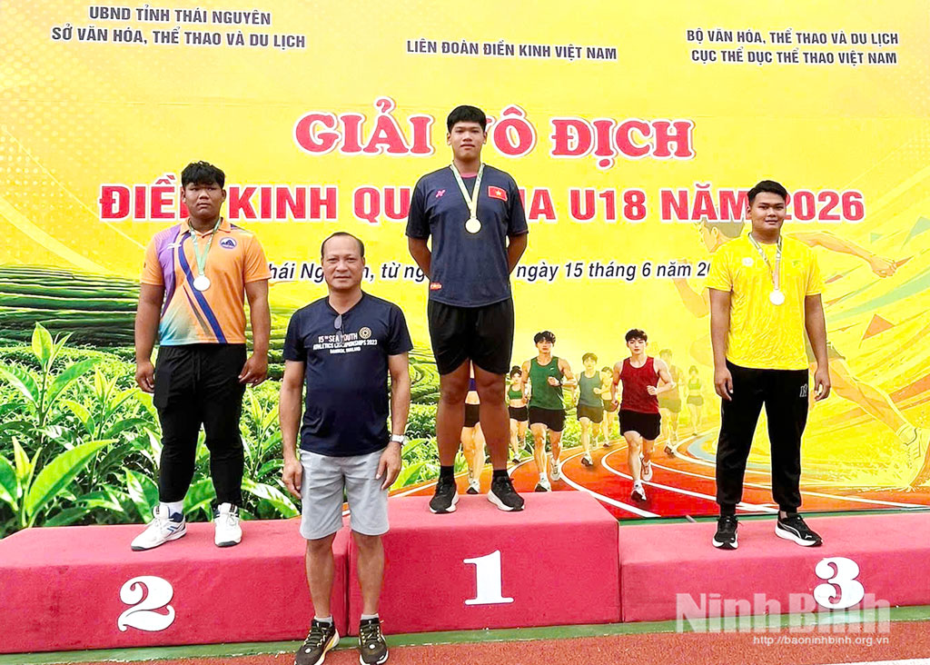 Lai Duc Anh wins two gold medals at weightlifting and discus throw events.
