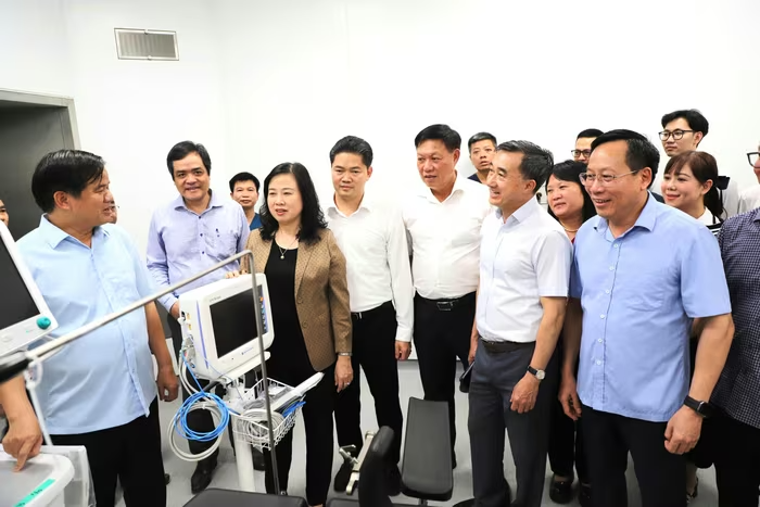 Minister of Health Dao Hong Lan inspects at the second establishment of Bach Mai Hospital in Ninh Binh.