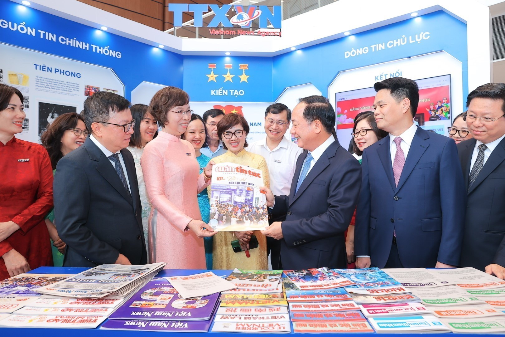 Politburo member, Secretary of the Party Central Committee and Head of its Commission for Communication, Education and Mass Mobilisation Trinh Van Quyet (C) and other officials open the National Press Festival 2026 on June 19. (Photo: NDO)