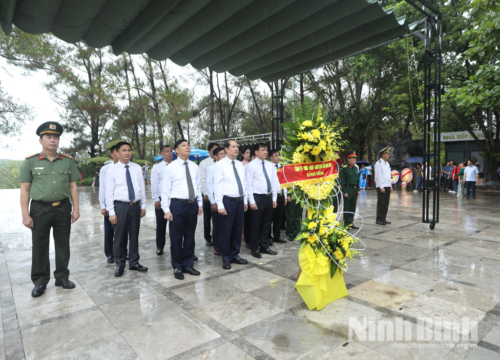 The delegation laid wreath at the Truong Son National War Cemetery.