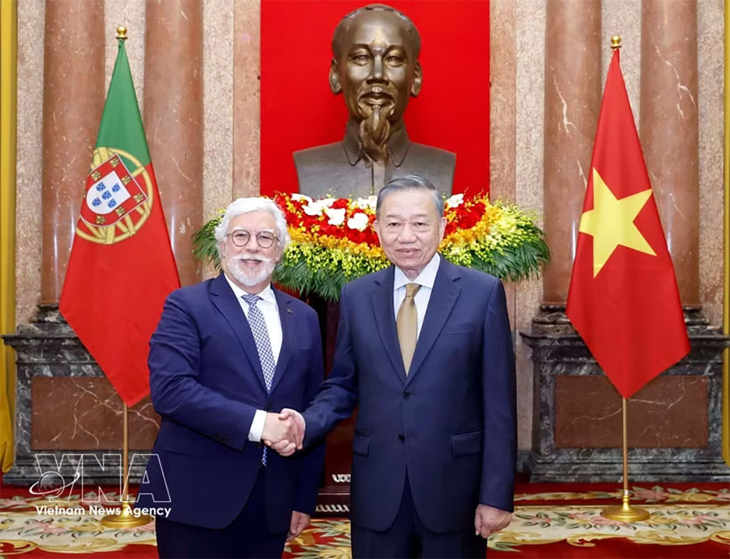 Party General Secretary and State President To Lam (R) receives Portuguese Ambassador Joaquim Alberto De Sousa Moreira De Lemos in Hanoi on July 6. (Photo: VNA)