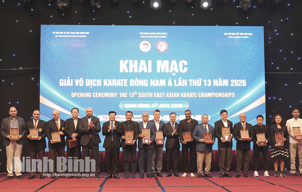 The organising committee presented commemorative gifts to representatives of the International Arbitration Board and participating countries.
