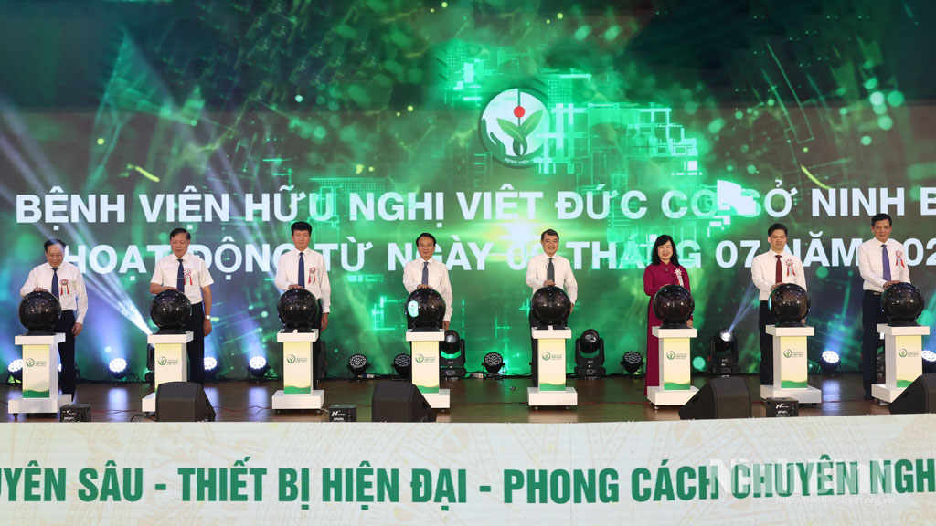 Prime Minister Le Minh Hung and delegates attend the inauguration of the Ninh Binh branch of Viet Duc Friendship Hospital.
