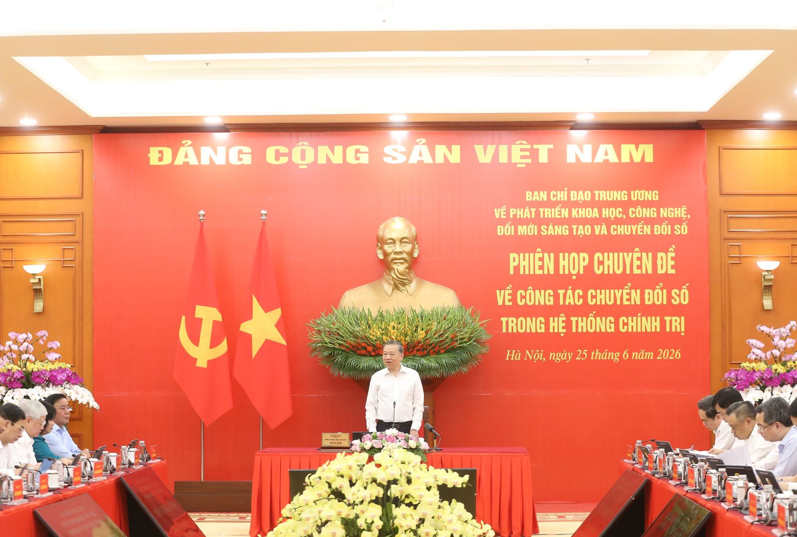 Party General Secretary and State President To Lam, Head of the Central Steering Committee for Science and Technology Development, Innovation and Digital Transformation, chairs the thematic session on digital transformation in the political system on June 25, 2026. (Photo: VNA)