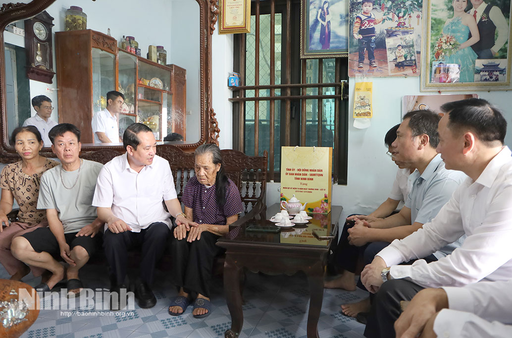 Deputy Secretary of Ninh Binh’s provincial party committee, Head of provincial delegation of National Assembly deputies Mai Van Tuat visited Doan Thi Dung - awife of fallen martyr in Chung Ly hamlet.