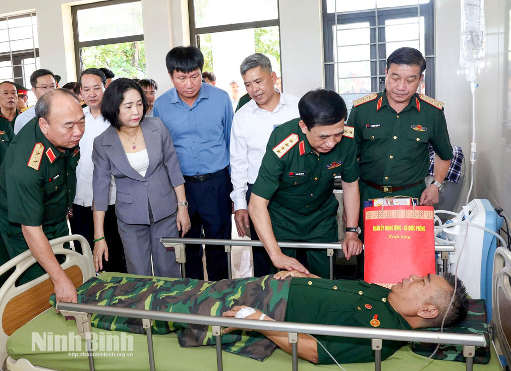 General Phan Van Giang presented gifts to representatives of the Nho Quan War Invalids Rehabilitation Centre leadership and representatives of the Council of War Invalids and Martyrs.