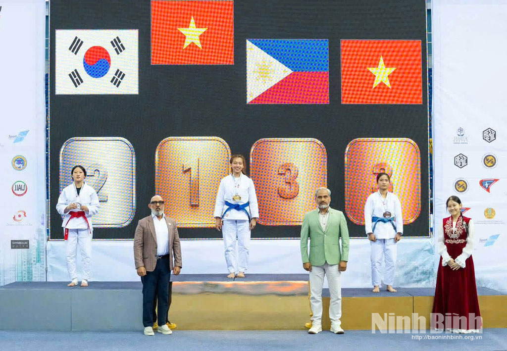 Vietnamese fighter Tran Thi Thanh Ha claimed the country's first gold medal at the 2026 Asian Jujitsu Championships in Kazakhstan.