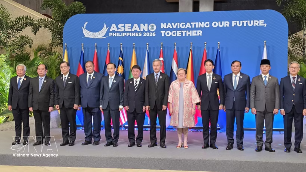 ASEAN+3 foreign ministers pose for a group photo ahead of the meeting. (Photo: VNA)