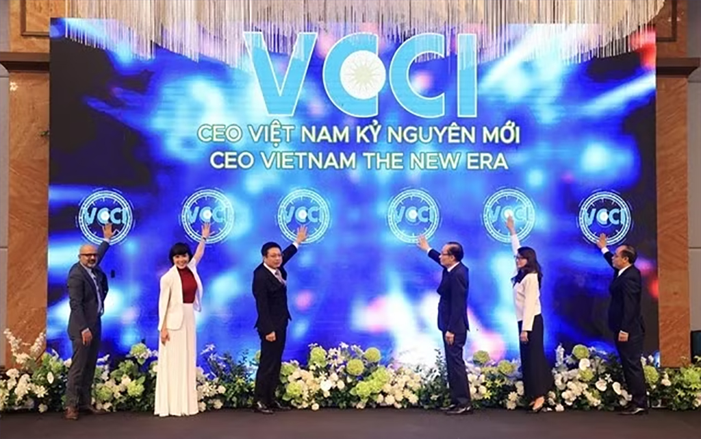 Minister of Foreign Affairs Le Hoai Trung (third, right), VCCI Chairman Ho Sy Hung (third, left), and representatives of government agencies and educational institutions attend the launch ceremony of the programme. (Photo courtesy of VCCI)