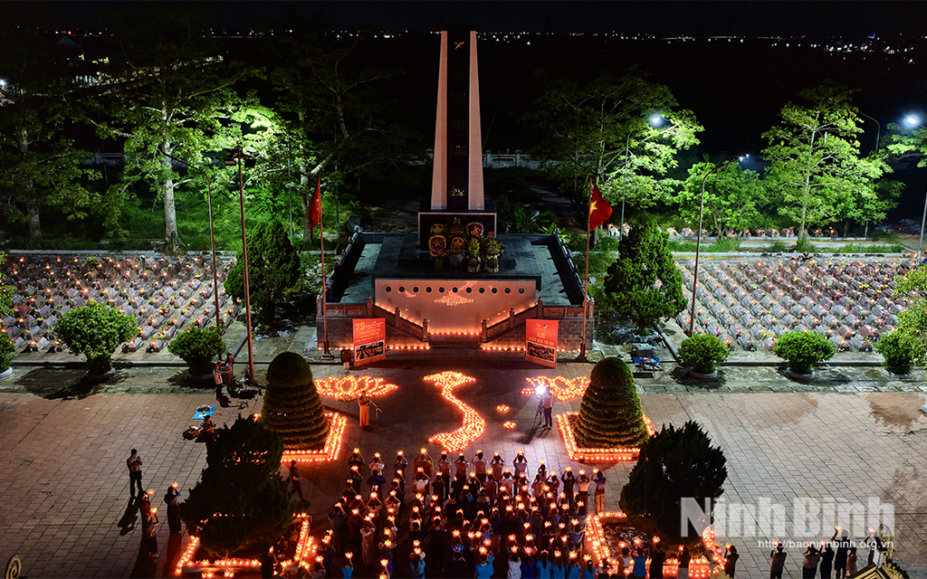 Candle-lighting ceremony held at Kim Chinh Martyr Cemetery in Phat Diem commune.