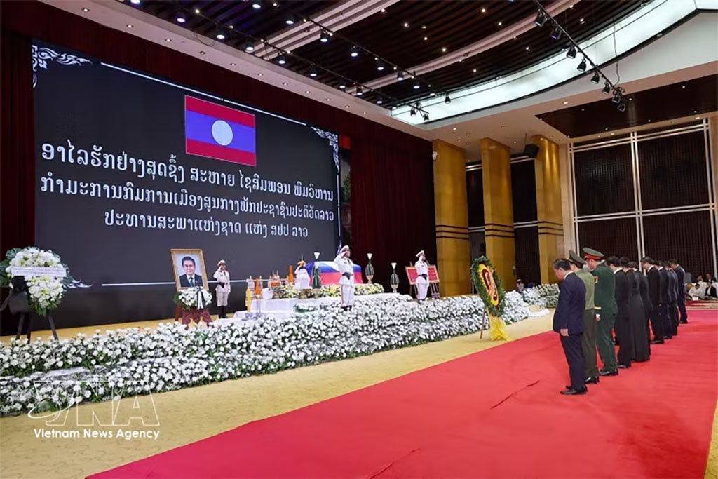 National Assembly Chairman Tran Thanh Man leads a high-ranking delegation of the Party and State of Vietnam to pay tribute to Politburo member and President of the National Assembly of Laos Xaysomphone Phomvihane. (Photo: VNA)