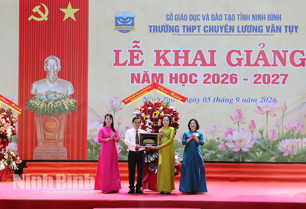 Vice Chairwoman of the National Assembly Nguyen Thi Thanh presents souvenir gifts to Luong Van Tuy High School for the Gifted.